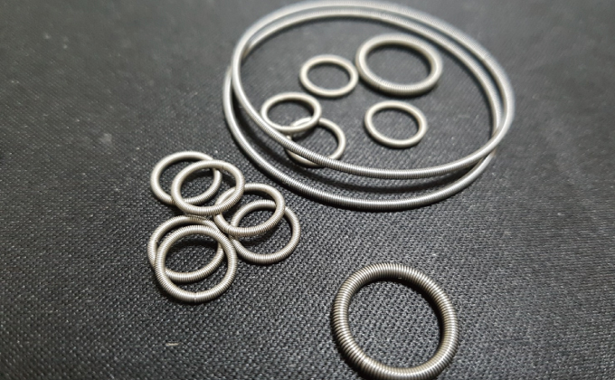 YU CHUN PRECISION CORP.-Oil seal springs Image